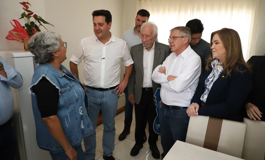 Com piscina e mobília, Ratinho Junior inaugura Condomínio do Idoso de Arapongas
