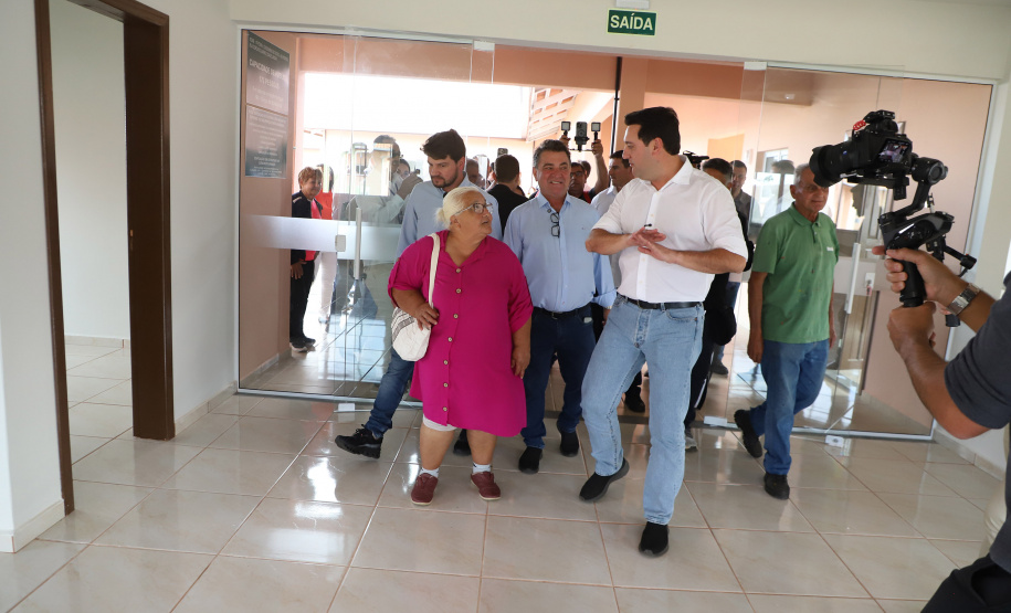 Com piscina e mobília, Ratinho Junior inaugura Condomínio do Idoso de Arapongas