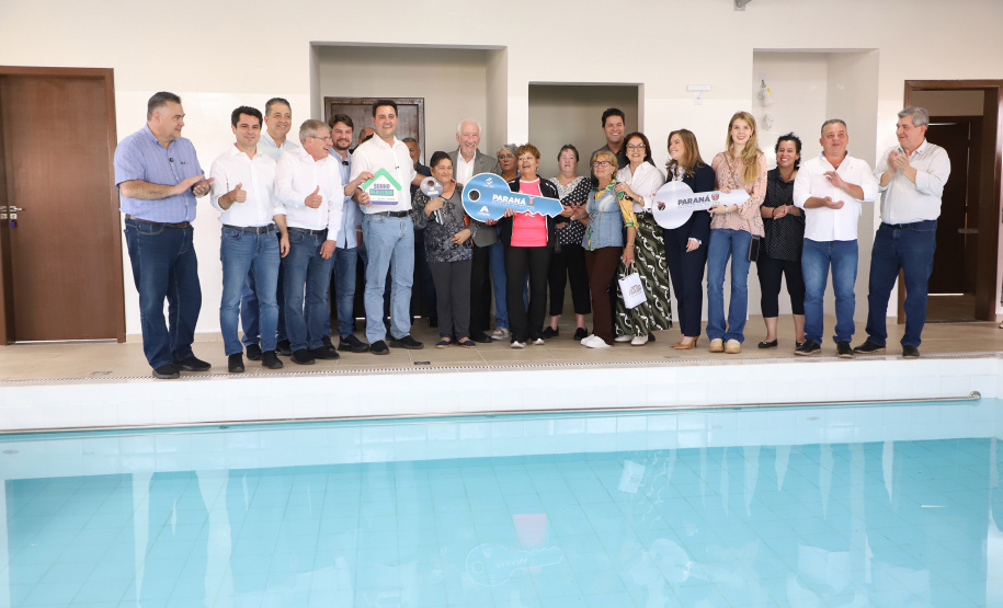 Com piscina e mobília, Ratinho Junior inaugura Condomínio do Idoso de Arapongas