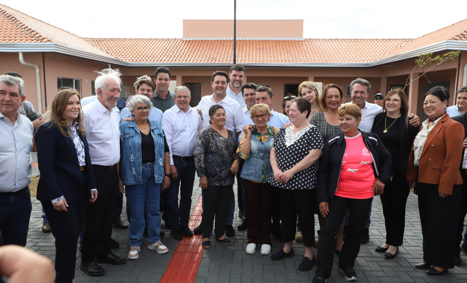 Com piscina e mobília, Ratinho Junior inaugura Condomínio do Idoso de Arapongas