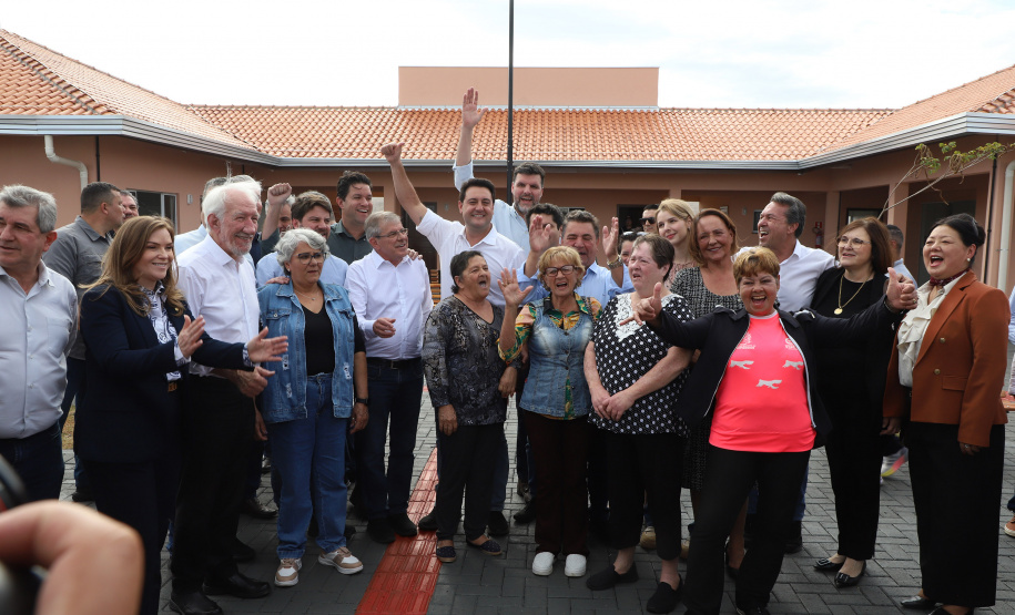 Com piscina e mobília, Ratinho Junior inaugura Condomínio do Idoso de Arapongas