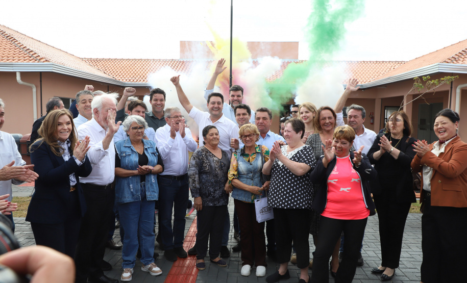 Com piscina e mobília, Ratinho Junior inaugura Condomínio do Idoso de Arapongas