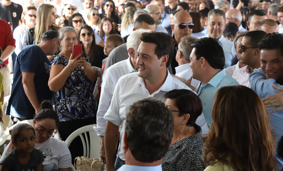 Com piscina e mobília, Ratinho Junior inaugura Condomínio do Idoso de Arapongas