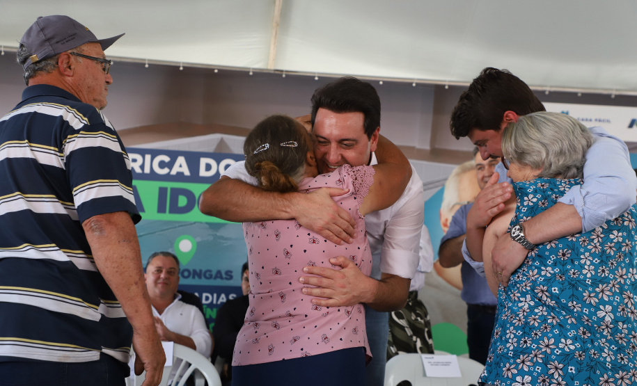Com piscina e mobília, Ratinho Junior inaugura Condomínio do Idoso de Arapongas