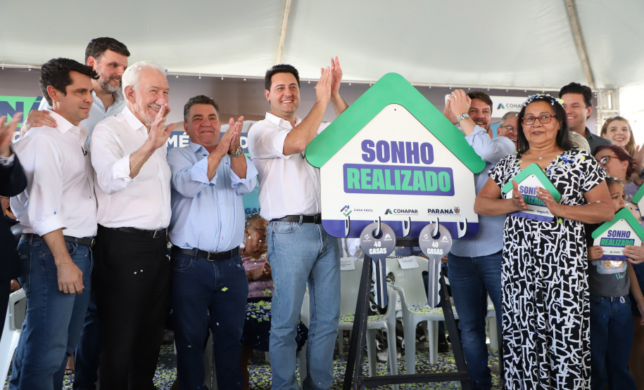 Com piscina e mobília, Ratinho Junior inaugura Condomínio do Idoso de Arapongas