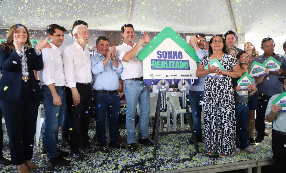 Com piscina e mobília, Ratinho Junior inaugura Condomínio do Idoso de Arapongas