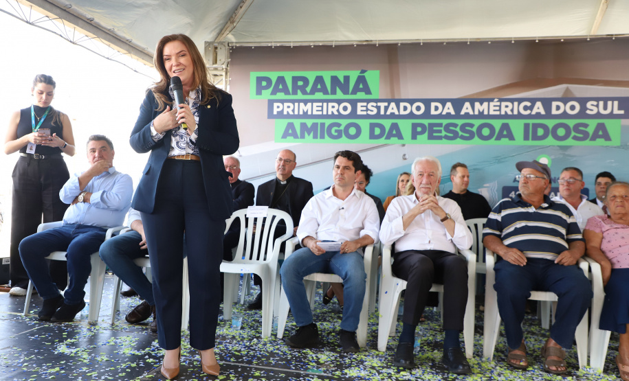 Com piscina e mobília, Ratinho Junior inaugura Condomínio do Idoso de Arapongas