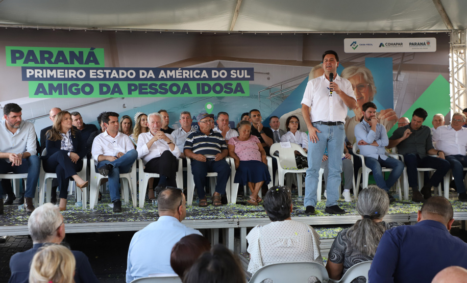 Com piscina e mobília, Ratinho Junior inaugura Condomínio do Idoso de Arapongas