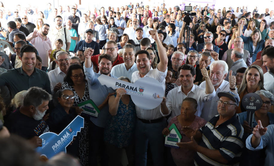 Com piscina e mobília, Ratinho Junior inaugura Condomínio do Idoso de Arapongas