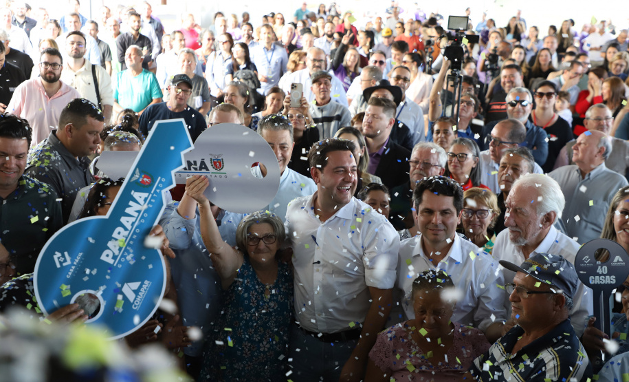 Com piscina e mobília, Ratinho Junior inaugura Condomínio do Idoso de Arapongas