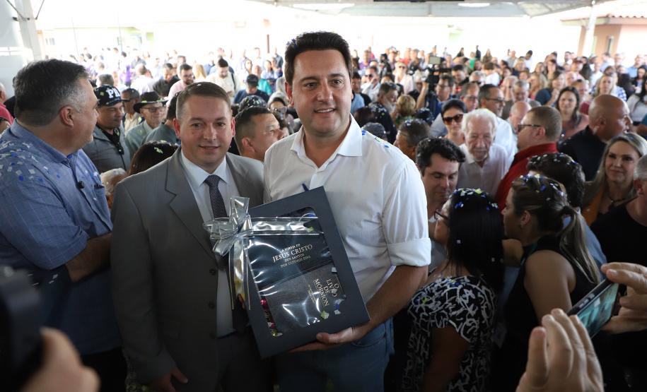 Com piscina e mobília, Ratinho Junior inaugura Condomínio do Idoso de Arapongas