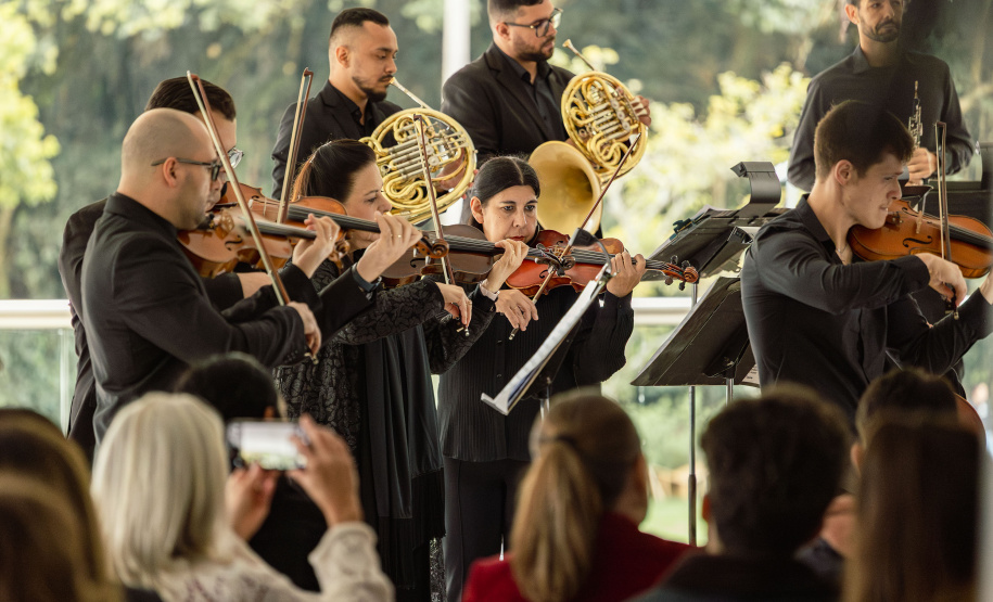 Orquestra Sinfônica do Paraná apresenta neste sábado (05) a terceira edição do concerto “Mostly Mozart” no Museu Oscar Niemeyer