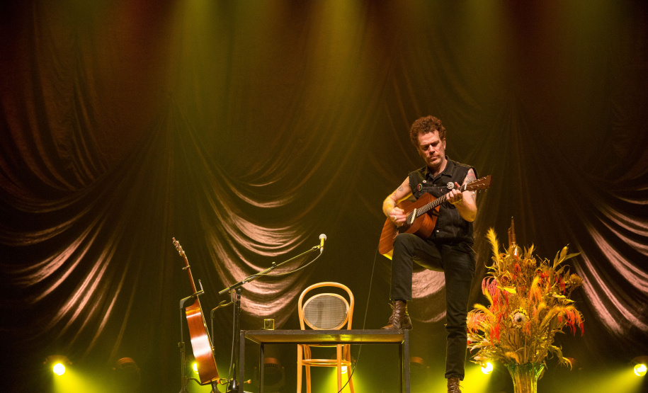 Teatro Guaíra recebe "Voz e Violão" do Nando Reis em apresentação acústica
