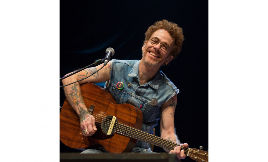 Teatro Guaíra recebe "Voz e Violão" do Nando Reis em apresentação acústica