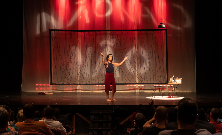 Adriana Birolli apresenta a comédia “Não!” no Guairinha