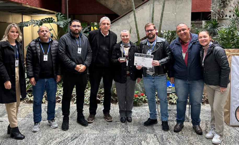 Diretoria, ao lado de representantes das Associações de Empregados e equipe de gestão de pessoas comemoram conquista do prêmio Anúncio da premiação foi feita na noite desta quinta-feira