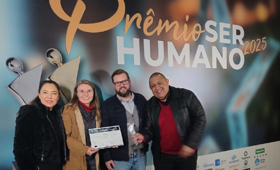 Diretoria, ao lado de representantes das Associações de Empregados e equipe de gestão de pessoas comemoram conquista do prêmio Anúncio da premiação foi feita na noite desta quinta-feira