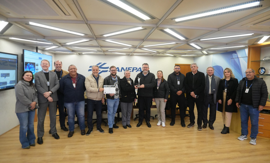 Diretoria, ao lado de representantes das Associações de Empregados e equipe de gestão de pessoas comemoram conquista do prêmio Anúncio da premiação foi feita na noite desta quinta-feira