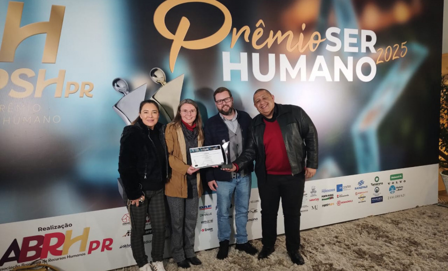 Diretoria, ao lado de representantes das Associações de Empregados e equipe de gestão de pessoas comemoram conquista do prêmio Anúncio da premiação foi feita na noite desta quinta-feira