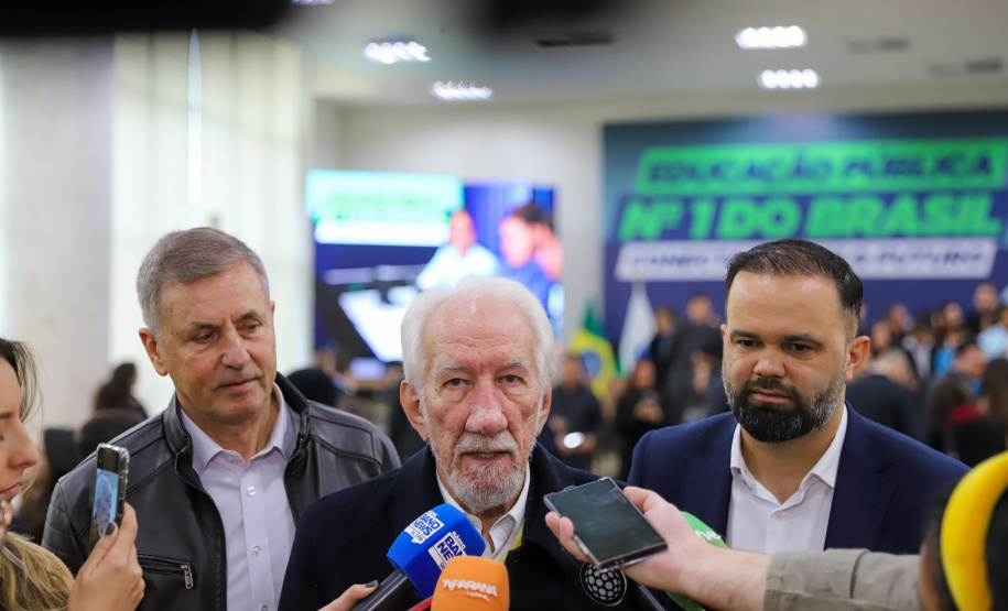 VICE ENTREGA TABLETS EDUCAÇÃO