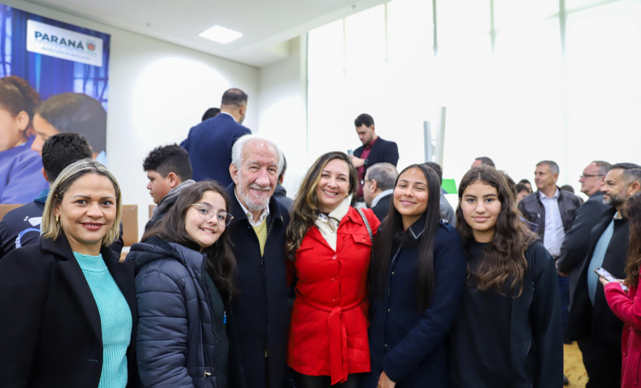 VICE ENTREGA TABLETS EDUCAÇÃO