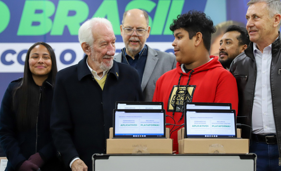 VICE ENTREGA TABLETS EDUCAÇÃO