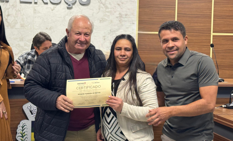 Qualifica Paraná amplia oportunidades com capacitação e forma alunos do curso de confecção em Itaperuçu