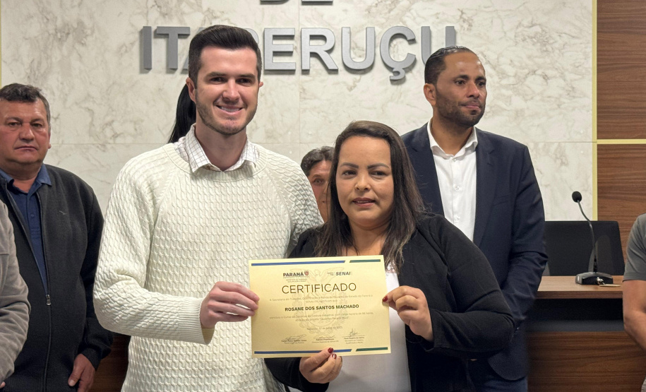 Qualifica Paraná amplia oportunidades com capacitação e forma alunos do curso de confecção em Itaperuçu