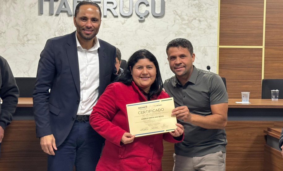 Qualifica Paraná amplia oportunidades com capacitação e forma alunos do curso de confecção em Itaperuçu