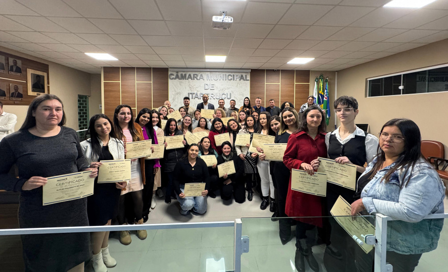 Qualifica Paraná amplia oportunidades com capacitação e forma alunos do curso de confecção em Itaperuçu