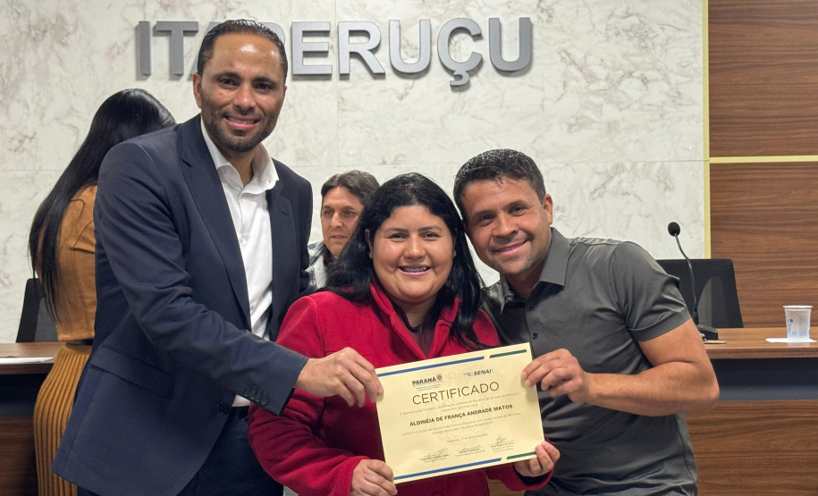 Qualifica Paraná amplia oportunidades com capacitação e forma alunos do curso de confecção em Itaperuçu