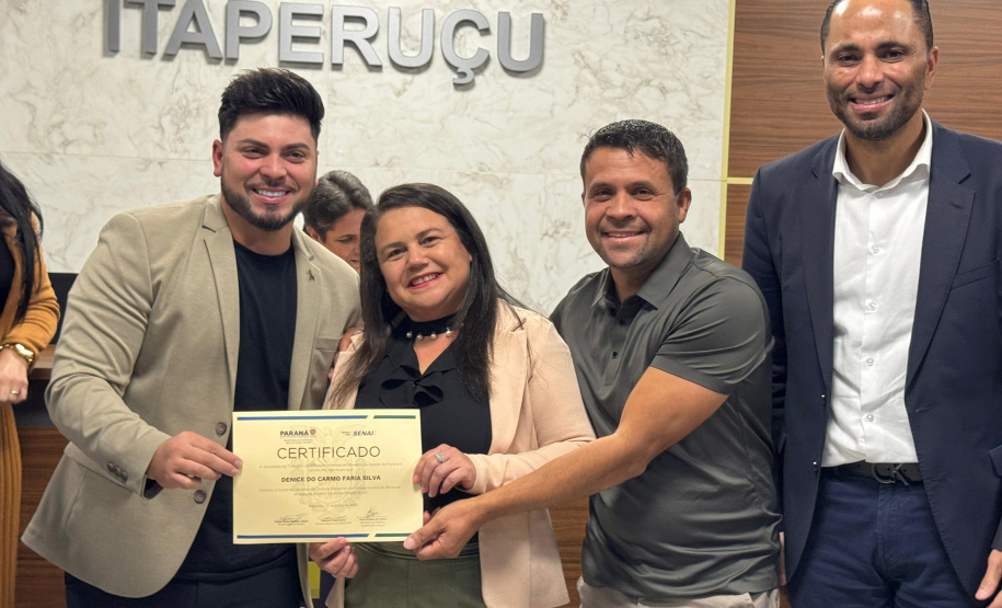 Qualifica Paraná amplia oportunidades com capacitação e forma alunos do curso de confecção em Itaperuçu