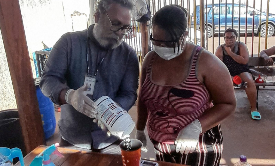 Sanepar ensina a fazer sabão com óleo de cozinha: economia em casa e preservação do meio ambiente