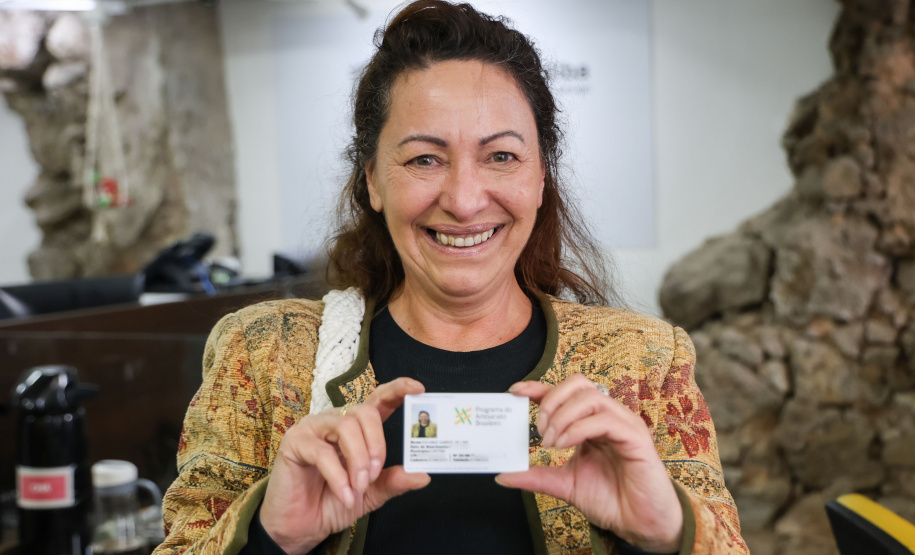 Paraná lidera emissão de carteiras do artesão em agosto