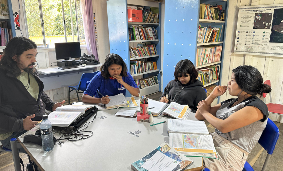 Escola estadual indígena mescla pratos tradicionais da cultura Guarani ao cardápio da alimentação escolar