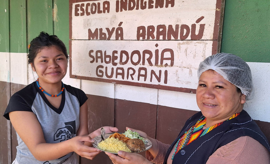 Escola estadual indígena mescla pratos tradicionais da cultura Guarani ao cardápio da alimentação escolar
