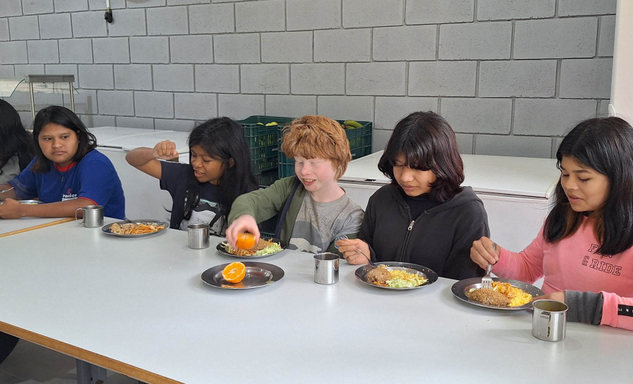 Escola estadual indígena mescla pratos tradicionais da cultura Guarani ao cardápio da alimentação escolar