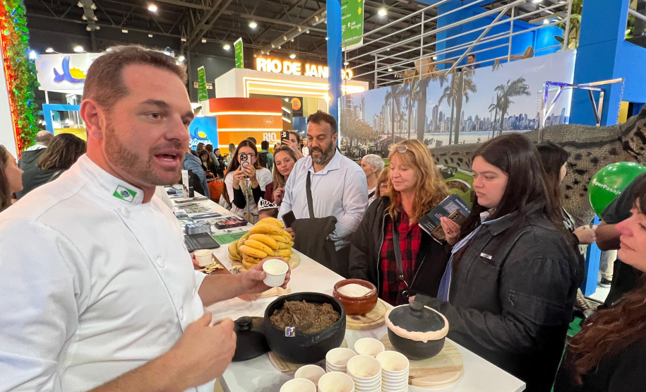 Barreado encanta público da FIT Buenos Aires no estande do Viaje Paraná