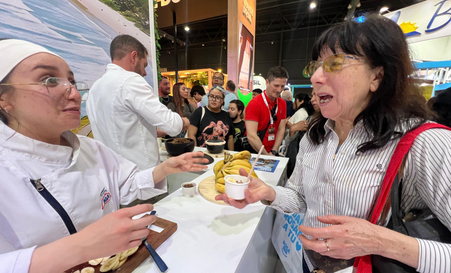 Barreado encanta público da FIT Buenos Aires no estande do Viaje Paraná