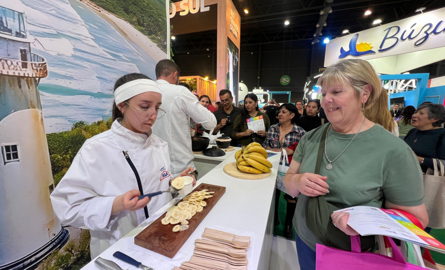 Barreado encanta público da FIT Buenos Aires no estande do Viaje Paraná