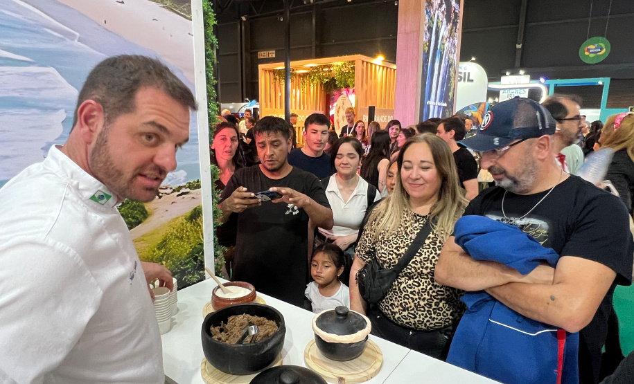 Barreado encanta público da FIT Buenos Aires no estande do Viaje Paraná