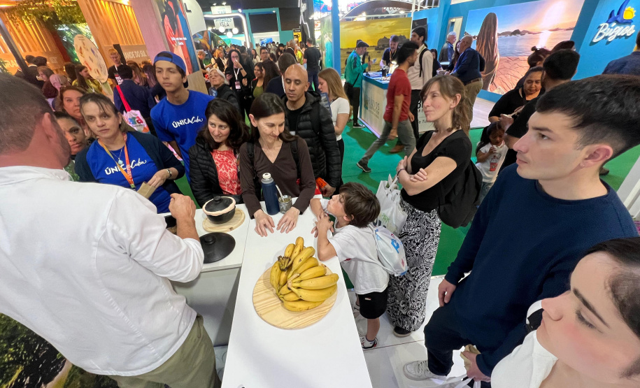 Barreado encanta público da FIT Buenos Aires no estande do Viaje Paraná