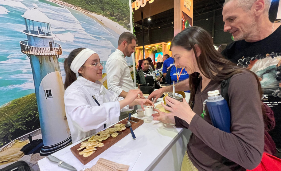 Barreado encanta público da FIT Buenos Aires no estande do Viaje Paraná