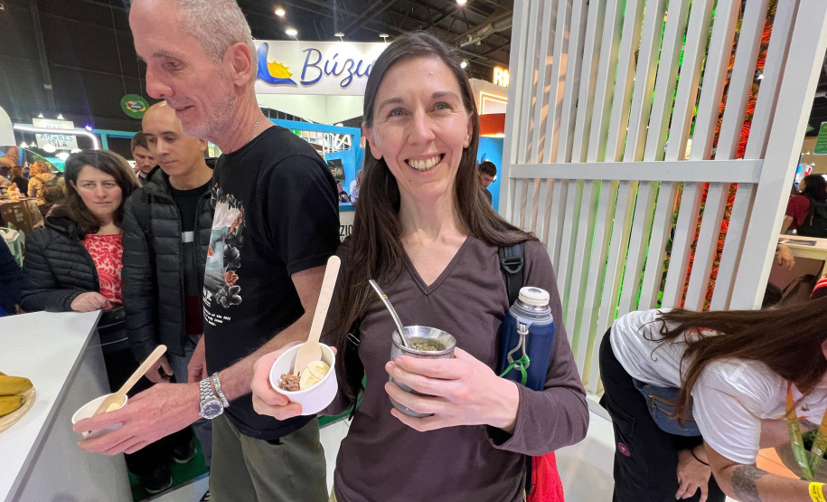 Barreado encanta público da FIT Buenos Aires no estande do Viaje Paraná