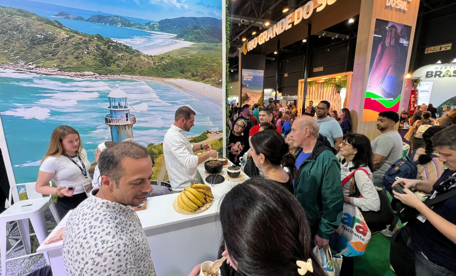 Barreado encanta público da FIT Buenos Aires no estande do Viaje Paraná