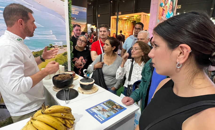 Barreado encanta público da FIT Buenos Aires no estande do Viaje Paraná