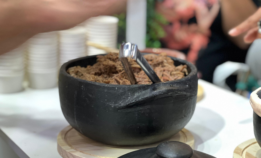 Barreado encanta público da FIT Buenos Aires no estande do Viaje Paraná