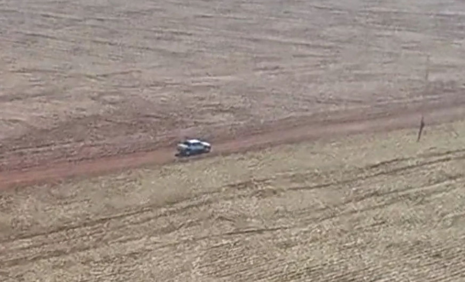 Cargas de cigarros e cinco veículos são apreendidos com uso do helicóptero Falcão 13