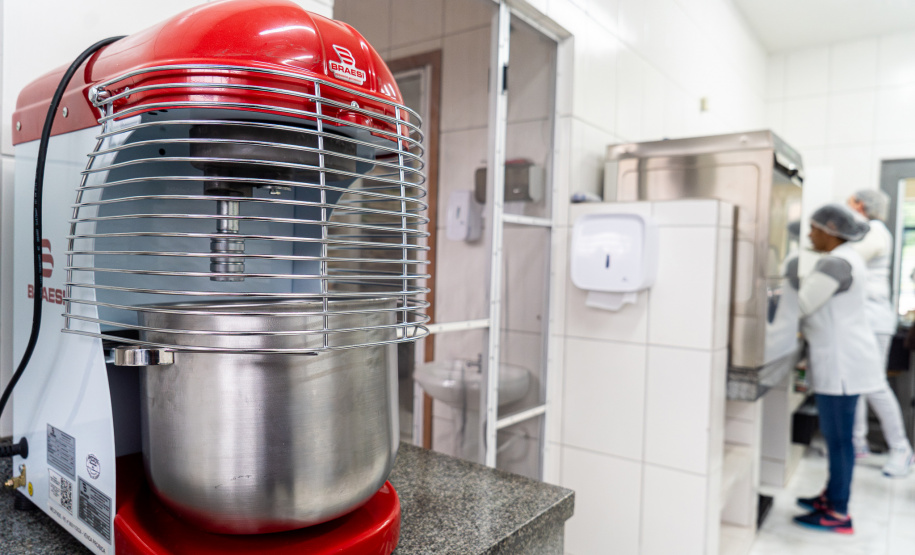 SEED - Projeto de modernização entrega lava-louças e novos equipamentos para cozinhas de escolas do Paraná