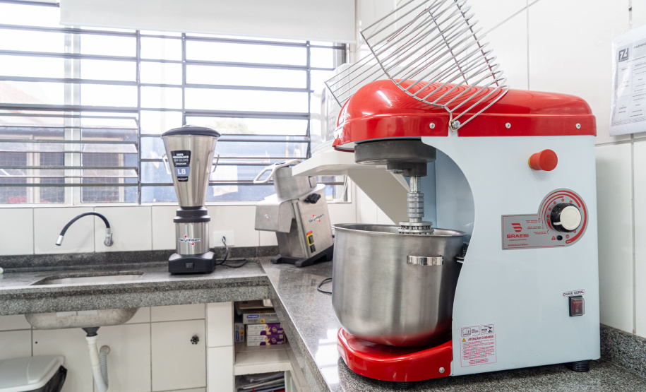 SEED - Projeto de modernização entrega lava-louças e novos equipamentos para cozinhas de escolas do Paraná